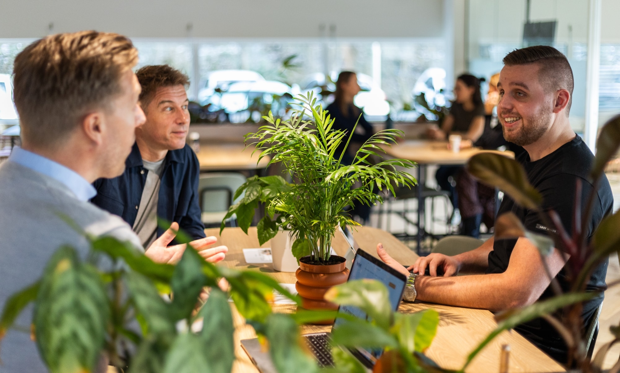 Werkbespreking over effectieve online campagnes voor dakdekkers