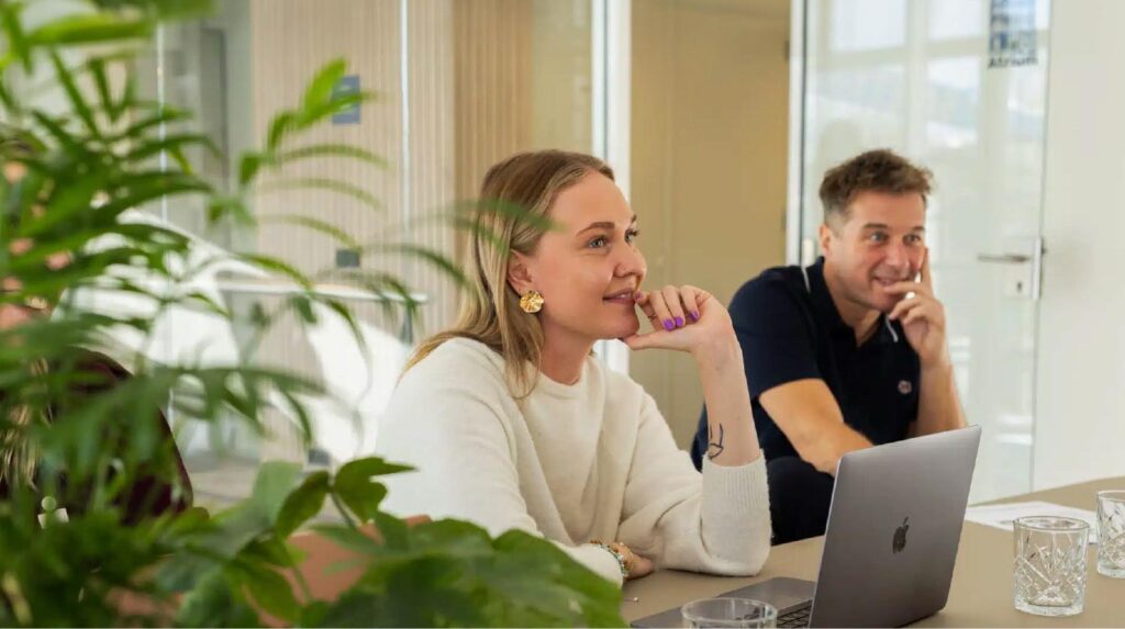 Twee collega’s bespreken online campagnes gericht op dakdekkersbedrijven