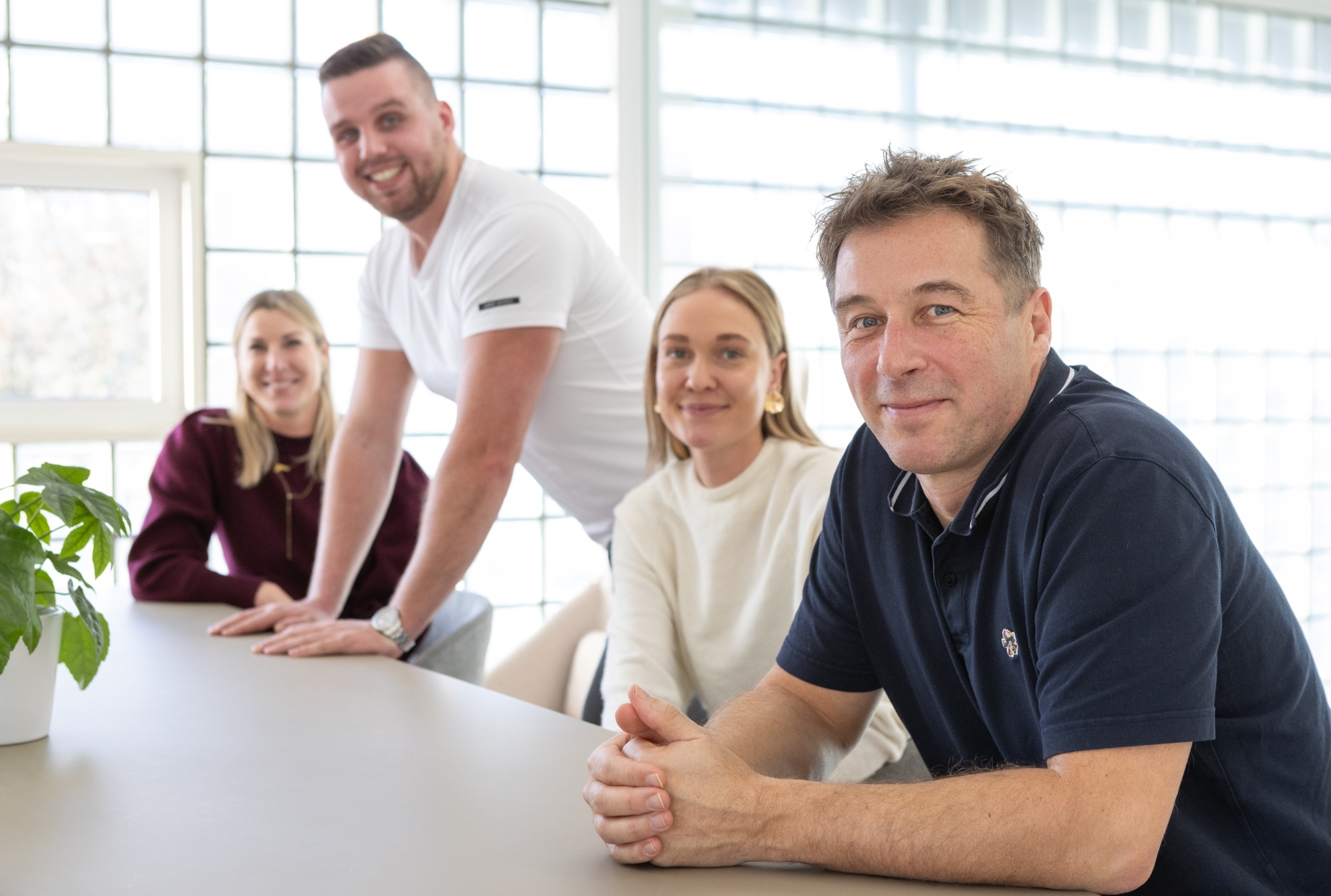 Vier marketeers van Rocket Marketing werken samen aan marketingplannen voor dakdekkers