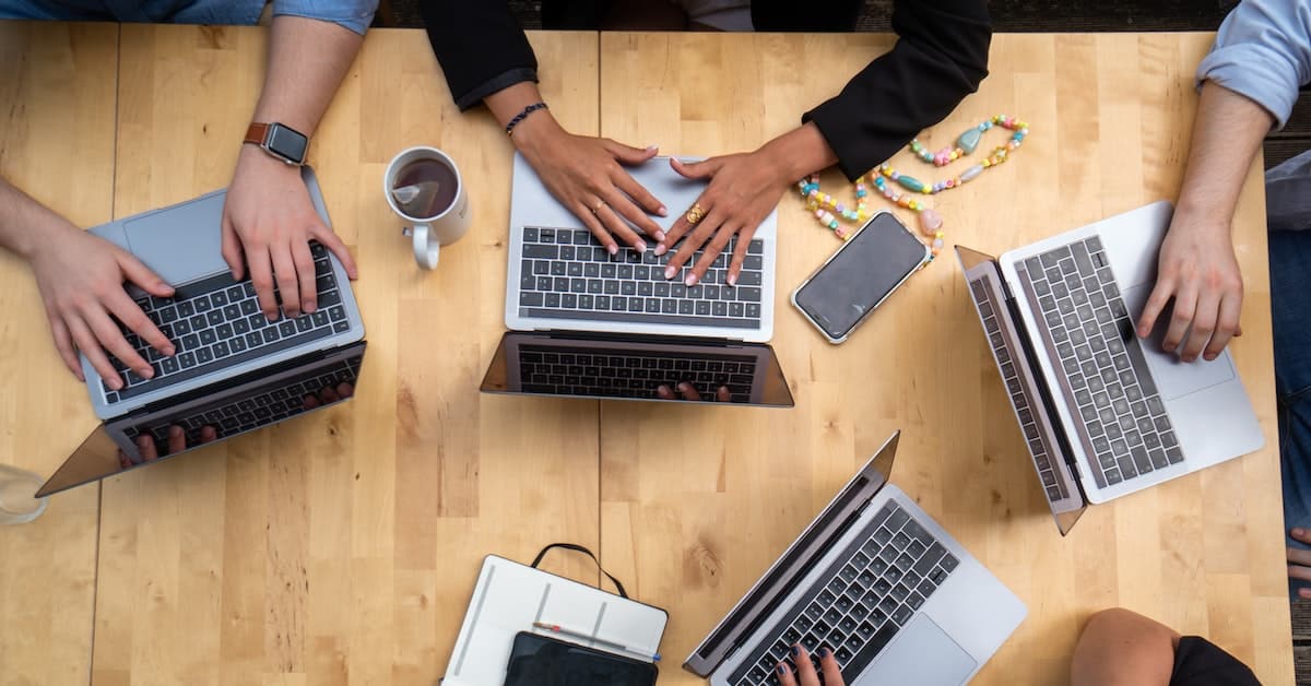 Verschillende laptops tijdens overleg over marketing