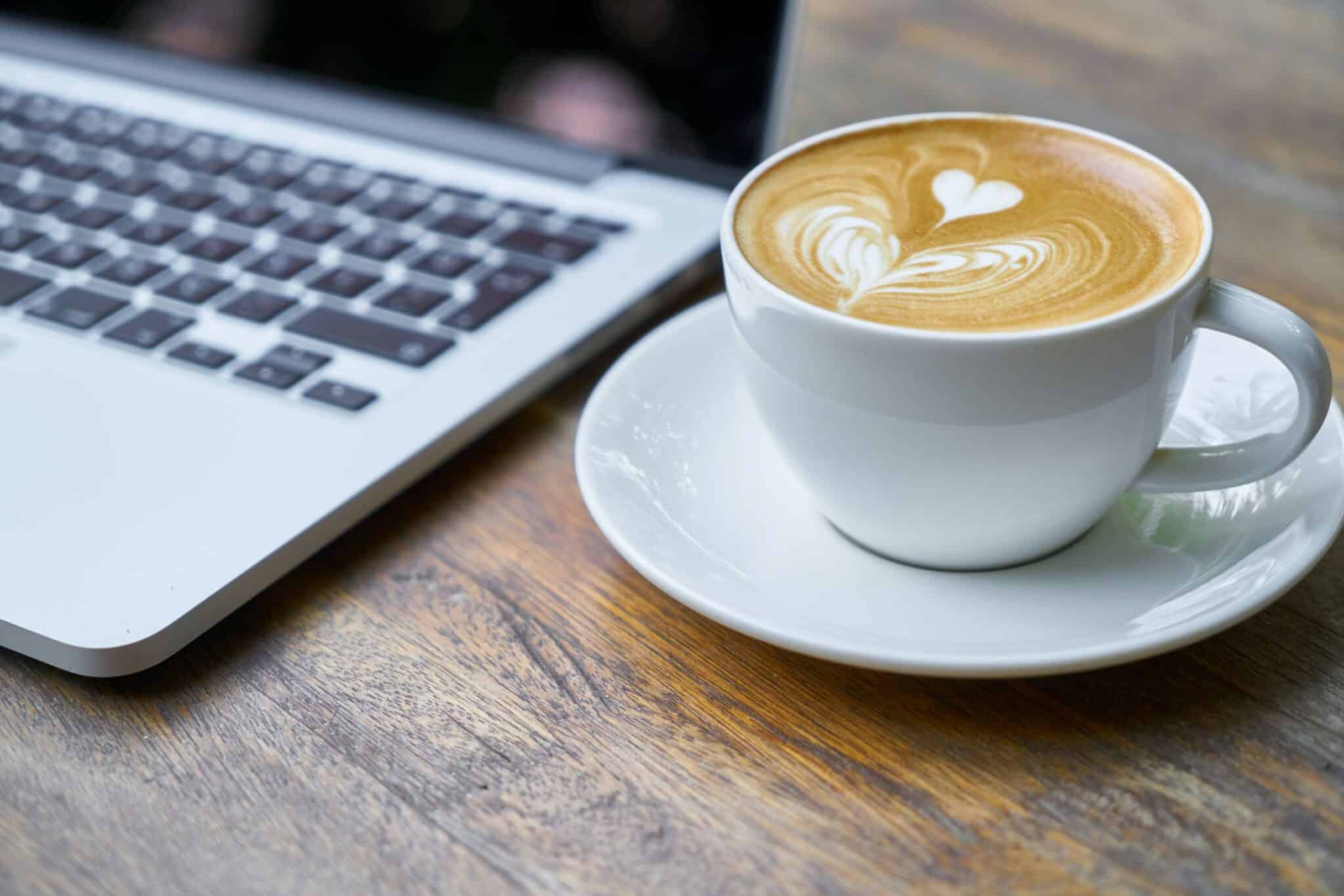 Kopje koffie en laptop, overleg over marketing in de dakdekkersbranche